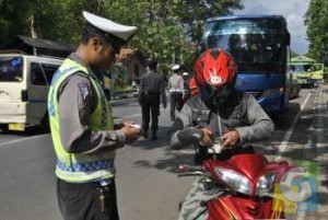 Petugas satlantas Polresta Banjar Saat memeriksa salah satu pengendara motor, foto Hermanto