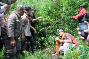 Wakil Bupati Garut Helmi Budiman saat melakukan penanaman bibit pohon di Kawasan Bumi Perkemahan Cibeueum, Foto jmb