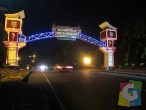 Tugu Perbatasan sekaligus gerbang masuk Kota Banjat Tampak Pada malam hari, Foto Hermanto