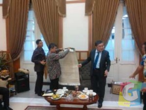 Bupati Garut Rudy Gunawan Menunjukan Produk unggulan kepada Dua Kazakhstan diruang Pamengkan Pendopo Garut, Jumat (27/2/2015) foto Iwanhum