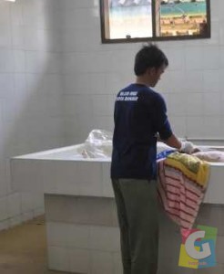 Seorang petugas kamar jenazah RSUD Kota Banjar sedang memulasara jenazah yoyo, Foto Hermanto