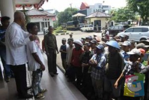 dr Herman Sutrisno mantan Walikota Banjar saat menerima kunjungan para Tukang Becak, foto Hermanto