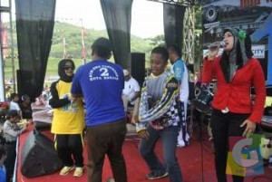 Walikota Banjar Hj. Ade Uu Sukaesih berjoget bersama peserta jalan sehat, foto Hermanto