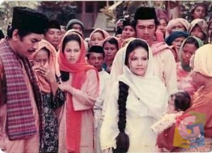 Aktor film kebanggaan Garut, (alm) H Arman Effendy, bersama (alm) Marlia Hardl, Camelia Malik, Mutiara Sani dan Cok Syimbara dalam film “Di Bawah Lindungan Kabah” (1978), karya (alm) Drs H Asrul Sani.  (Dokumentasi: Yodaz) 