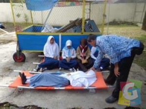 Salah seorang siswa pingsan saat mengikuti upacara HUT Kota Banjar, Foto Hermanto
