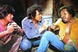 Aktor film (alm) Kusno Soedjarwadi (tengah), yang berkampung halaman di Cikole, Wanaraja, Garut, bersama Rachmat Hidayat dan (alm) Soekanro M Noor dalam adegan film “Senyum Di Pagi Bulan Desember” (1974) di Garut. (Dokumentasi: Yodaz)  