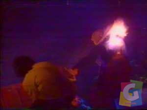 Sebuah adegan sinetron “Sajadah Anak Sejarah” (2000).Ledakan adegan peluru nyasar memecah keremangan malam. Kilatan api merobek bagian punggung Eva Farida.Jerit dan isak tangis menyayat hati.(Foto: Gamanti)  
