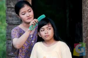 Rani Permata dan Hanum Hermanto, dalam adegan film nasional “Safana” karya Hornady Setawan (2010), yang memusatkan lokasi syutingnya di pesisir Rancabuaya, Garut Selatan.(Foto: Gamanti) 