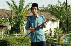 Yoyo Dasriyo pemeran “Mang Jaka” dalam FTV “Stasiun Cinta” di Garut (2011). Kostum pakaian karyawan DKA tempo doeloe, kenangan untuk (alm) Sobana - paman dalam tragedi KA di Purwakarta. (Foto: Gamanti) 