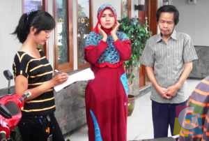 Agnes pencatat adegan, tengah menata bloking berikut dialog Fitri Ayu dan Yoyo Dasriyo, sesaat jelang syuting FTV “Hikmah Untuk Suami” garapan Dean Gunawan di Garut. (Foto: Densrock)