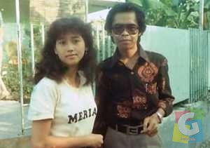 Potret kenangan Meriam Bellina dan Yoyo Dasriyo, selepas syuting film “Perawan-Perawan” (1981) garapan Ida Farida di Bandung.”Mer” masih seorang pendatang baru, yang diperkenalkan dalam film itu. (Foto: alm Denny Sabri) 