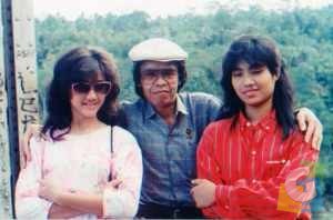 Sang mega bintang (alm) Nike Ardilla, bersama Yoyo Dasriyo dan Evy Sopha di Jembatan Cirahong, Ciamis (1987). Kejutan kepergiannya mengusik lagu tanpa syair jadi “Sebuah Lagu Buat Nike”. (Foto: alm Denny Sabri)  
