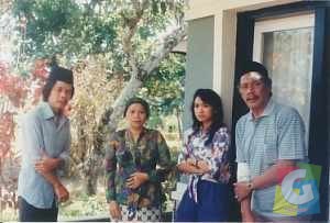 Yoyo Dasriyo, Elly Subardi, Hana Marlina dan (alm) Harun Syarief, dalam adegan sinetron miniseri “Impian Pengantin 2” (1994) garapan Amrin Riosa, yang memusatkan lokasi syutingnya di Garut. (Foto: Hendra Balai) 