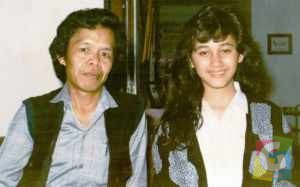 Potret kenangan Yoyo Dasriyo dan (alm) Nike Ardilla (1988),di rumah kediaman sang”mega bintang” di Parakan Saat, Bandung. (Foto: alm Bambang Hermawan) 