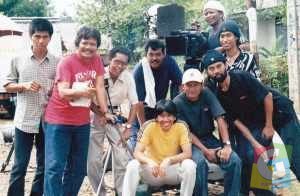 Kebersamaan di lokasi syuting sinetron “Titian Cita” (2001) di Bogor.  Kedua dari kanan sutradara H Encep Masduki (bertopi putih), dan kedua dari kiri Anton Sami’at. (Foto: Ipung Karno’s)