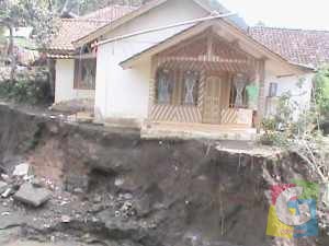 Rumah milik Neneng tampak menggantung setelah bagian halamannya tergerus longsor, foto Kus