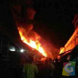 Kobaran api terlihat sangat besar terus melalap bangunan kios dipasar Cikurubuk, Selasa (17/3/2015) malam foto Hermanto