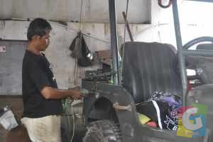 Sanusi (55) meski stroke saat mengerjakan pembuatan body mobil jenis jeep willys, Foto Hermanto