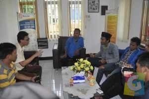 Sejumlah perwakilan mahasiswa PMII saat berdialog dengan Bulog Kota Banjar, foto hermanto