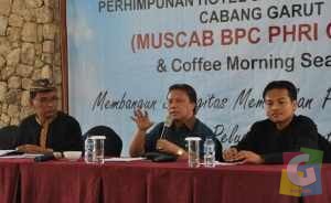 Ketua BPD PHRI Jawa Barat Herman Muchtar bersama Kepala Dinas Pariwisata Kabupaten Garut Mlenik Maumeriadi, foto jmb 