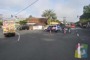 Petugas mengalihkan jalur amblas ke jalur kota, foto Hermanto