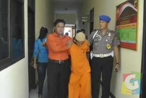 Tersangka pelaku pencabulan anak dibawah umur saat digelandang Polisi, Foto Hermanto
