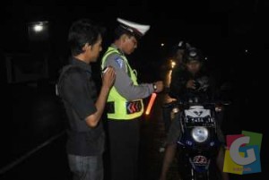 Petugas Kepolisian Resort Kota Banjar saat memeriksa pengendara dalam razia Begal Motor, Foto Hermanto