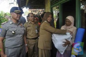Walikota Banjar Hj. Ade Uu Sukaesih didampingi sejumlah pejabat memebrikan santunan bagi warga korban bencana, foto hermanto