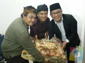 Diky Chnadra, ONI SoS dan Ridwan Kamil Menunjukan Batu Pancawarna untuk souvenir KAA, foto Istimewa
