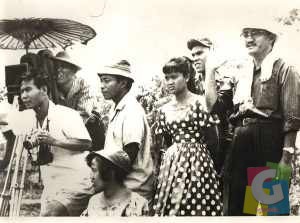 Sutradara film legendaris (alm) H Usmar Ismail (kanan), yang memotret wajah Garut tempo doeloe dalam film “Toha Pahlawan Bandung Selatan” (1962). Jurukamera (alm) R Husen (kiri), berasal dari Garut. (Foo: Istimewa) 