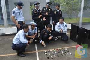 Para petugas Lapas saat melakukan pemusnahan barang bukti dalam Peringatan hari bakti Pemasyarakatan, foto Hermanto