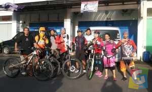 Komunitas Neo Bike saat hendak berangkat menjajal Trek Cikuray pada event "Jarambah 98 real adventure", foto jmb
