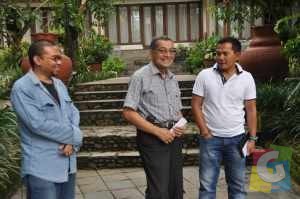 Ketua PHRI Garut berserta pemilik dan pengelola Kampung Sampireun H. Madmud, foto jmb