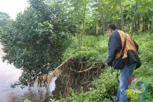 Salah seorang warga saat melihat bagian bantaran sungai Citanduy yang tergerus air, foto Hermanto