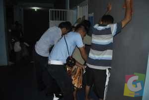 Petugas Lapas Kota Banjar saat melakukan pemeriksaan terhadap para napi, foto Hermanto 