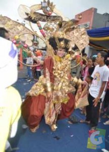 Salah satu Busana Garut Intan Carnival yang diperagakan modelnya saat melintasi dihelaran budaya Garut, fotojmb