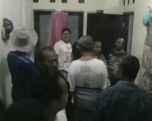 Warga berkerumun dihalaman rumah kost yang digeregeb oleh warga, poto Hermanto
