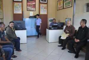 Herman Sutrisno didampingi sejumlah pengurus omas sayap Partai Golakar diruang SPK Polres Kota Banjar, Foto Hermanto