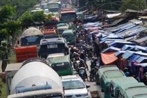 Gambar kemacetan di jalur Rancaekek akibat pasar dadakan pinggir jalan, foto istmewa