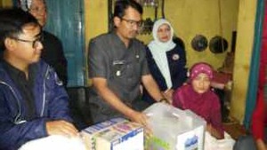 Wakil Bupati Garut Helmi Budiman beserta pengurus IJTI Korda Garut saat menyerahkan Bantuan IJTI berbagi, rabu (1/7/2015) diKecamatan Banyuresmi