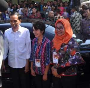 Presiden Joko Widodo saat berpoto dengan warga pada kunjungannya di Kabupaten Garut, Minggu (5/7/2015) foto jmb