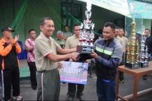 Komandan Detasemen Polisi Militer III/2 Garut saat menyerahkan Piala juara I kepada Club Bola Vili Sabda Alam, foto jmb