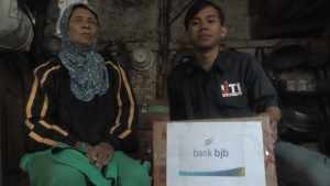 Peket Bantuan lebaran dari Bank BJB cabang Garut saat diserahkan salah seorang anggota IJTI Garut, foto dok IJTI Garut 