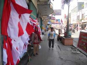Hasanah penjual bendera musiman di jalan Ahmad yani Kecamatan Garut Kota, foto Kus