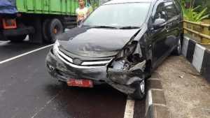 Beginilah Kondisi Mobil Dinas KPL Kota Banjar setelah mengalami kecelakaan menabrak jembatan, foto Hermanto 