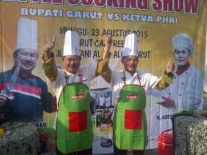 Bupati Garut Rudy Gunawan dan Ketua PHRI Garut Asep Laililhusna saat beradu keterampilan memasak di Battle Cooking Show, Minggu (23/8/2015) fotojmb 