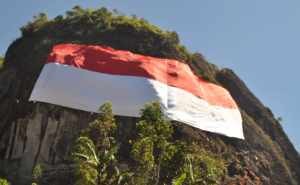 Bendera Berukuran 60 x 20 meter kembali berkibar di Batu Tumpang Cikajang Garut, foto jmb