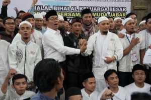 Walikota Bandung Rdwan Kamil dan KH. Arifin Ilham berpoto bersama anggota Brigez,  foto  istimewa