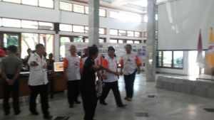 Bupati Garut Rudy Gunawan didampingi para pengurus Orari Lokal Garut saat pembukaan Musylok Orari Lokal Garut XII, foto jmb