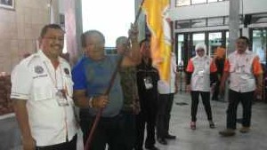 Dikdik hendrajaya dan H. Tommy memagang Bendera Orari usai terplih sebagai ketua DPP dan ketua Orari Lokal Garut Periode 2015-2018, foto jmb